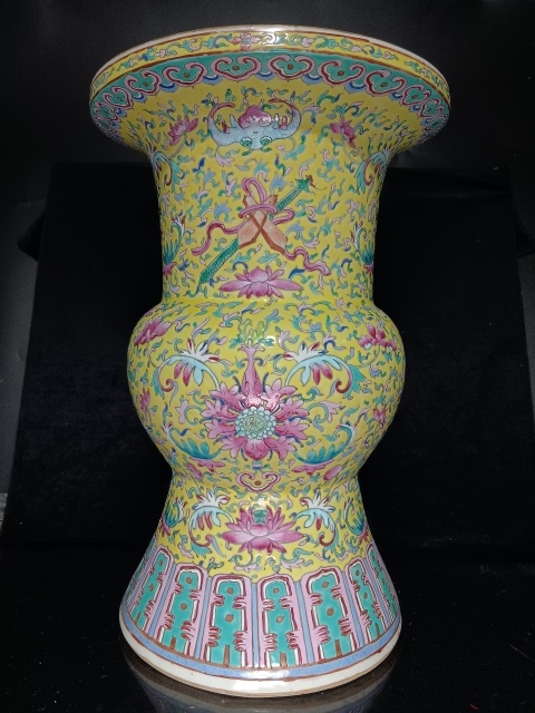 古玩陶瓷晚清黃地粉彩寶相花紋花觚拍賣，當前價格29800元