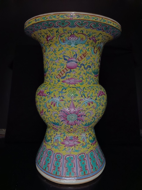 古玩陶瓷晚清黃地粉彩寶相花紋花觚拍賣，當前價格29800元