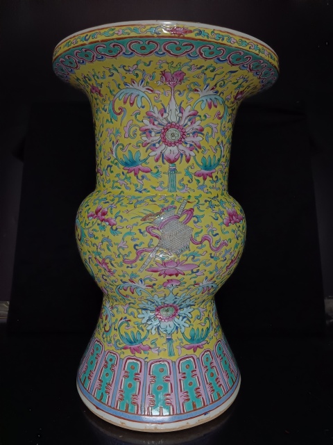 古玩陶瓷晚清黃地粉彩寶相花紋花觚拍賣，當前價格29800元