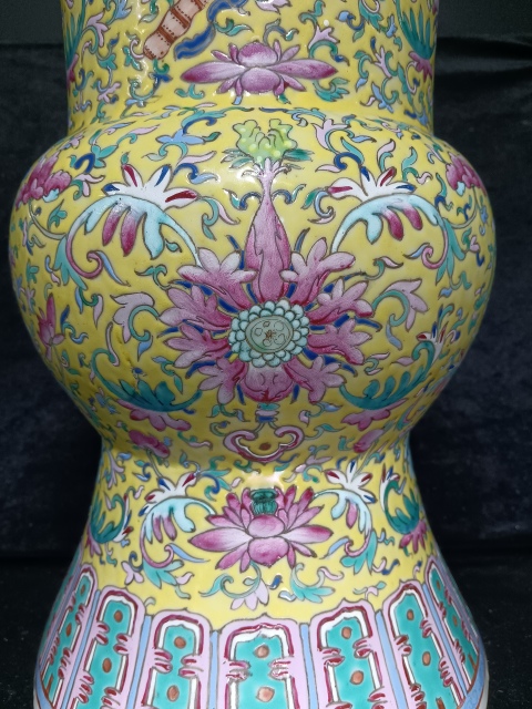 古玩陶瓷晚清黃地粉彩寶相花紋花觚拍賣，當前價格29800元