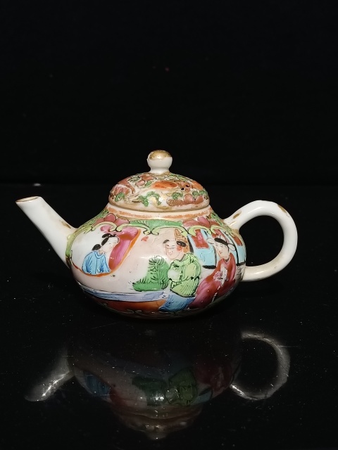 古玩陶瓷晚清廣彩西廂記人物茶壺拍賣(mài),當(dāng)前價(jià)格1658元
