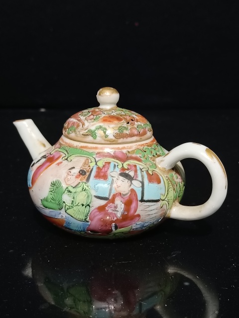 古玩陶瓷晚清廣彩西廂記人物茶壺拍賣(mài),當(dāng)前價(jià)格1658元