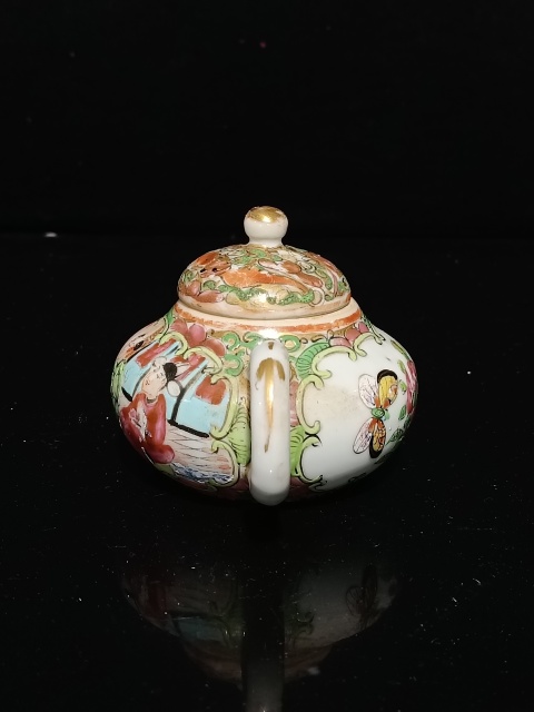古玩陶瓷晚清廣彩西廂記人物茶壺拍賣(mài),當(dāng)前價(jià)格1658元