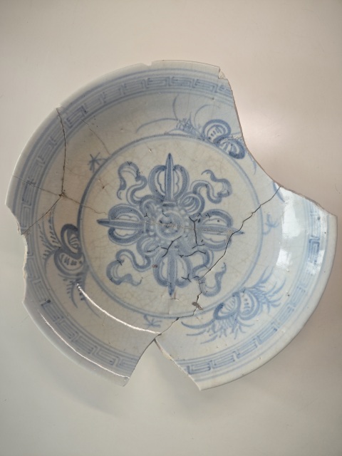 古玩陶瓷明空白期青花十字杵紋盤拍賣,當(dāng)前價(jià)格666元