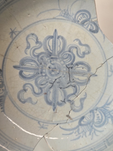 古玩陶瓷明空白期青花十字杵紋盤拍賣,當(dāng)前價(jià)格666元