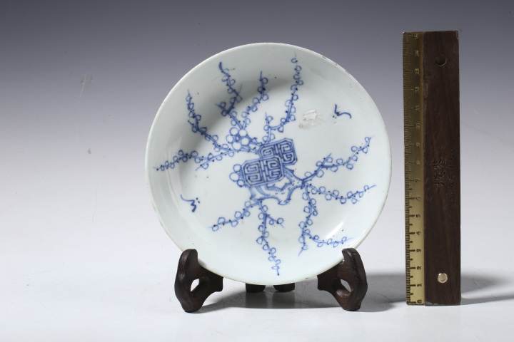 古玩陶瓷晚清·青花梅花壽字紋小盤真品鑒賞圖
