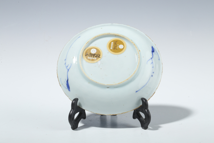 Ｖ261 中国 康熙 青花纏枝花卉紋盃 在銘 大清康熙年製 三雲 酒器　FF A blue and white 'floral' bowl, Mark and period of Kangxi