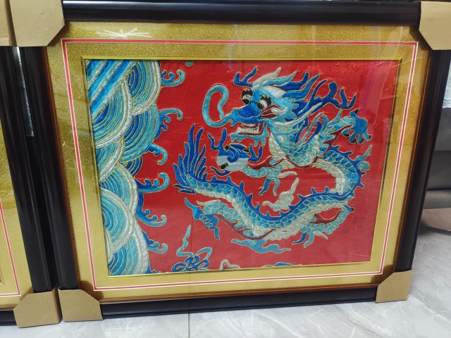 古玩雜項紅地龍紋繡片一對拍賣,當前價格5888元