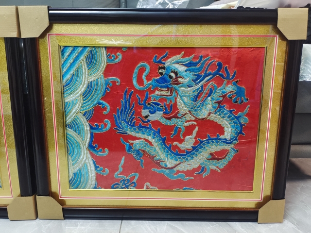 古玩雜項紅地龍紋繡片一對拍賣,當前價格5888元