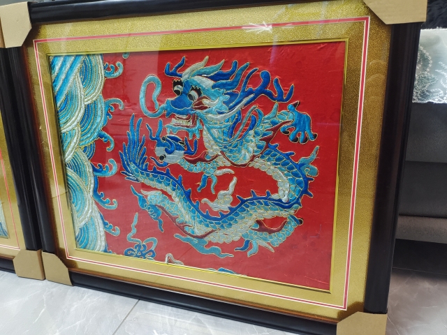 古玩雜項紅地龍紋繡片一對拍賣,當前價格5888元