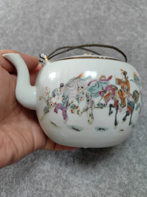古玩陶瓷清晚期-麒麟送子粉彩提梁壺拍賣，當前價格4500元