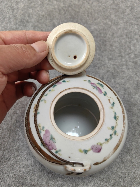 古玩陶瓷清晚期-麒麟送子粉彩提梁壺拍賣，當前價格4500元