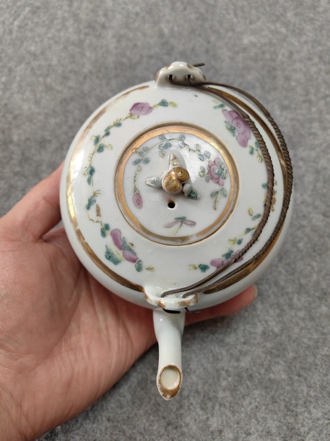 古玩陶瓷清晚期-麒麟送子粉彩提梁壺拍賣，當前價格4500元