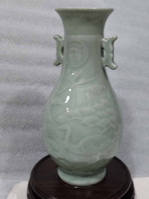 古玩陶瓷青釉松鶴紋雙耳瓶拍賣，當(dāng)前價格0元