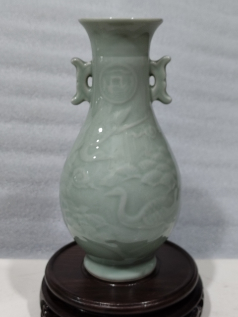 古玩陶瓷青釉松鶴紋雙耳瓶拍賣，當(dāng)前價格0元