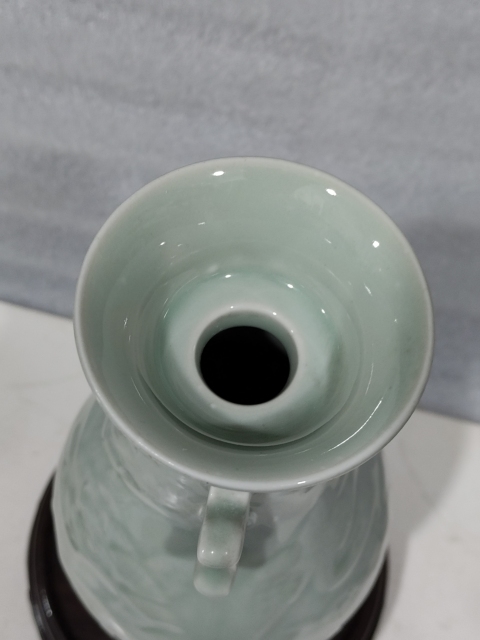 古玩陶瓷青釉松鶴紋雙耳瓶拍賣，當(dāng)前價格0元