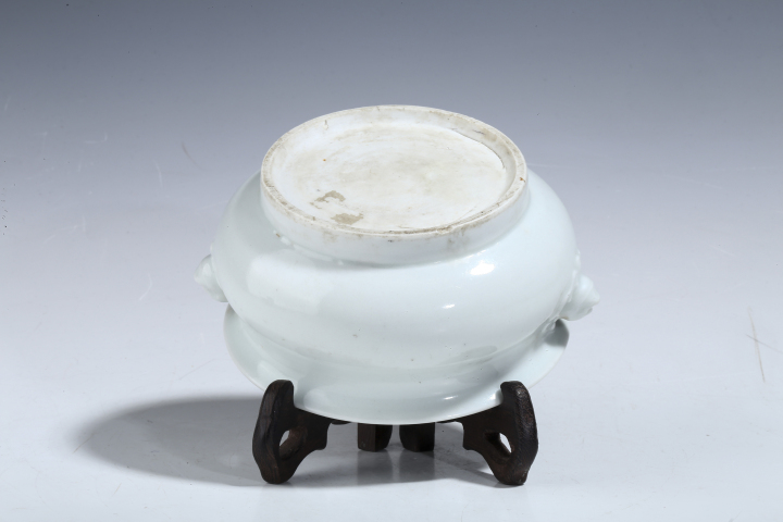 古玩陶瓷清中·德化窯白釉雙獅耳爐真品鑒賞圖