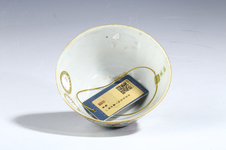 古玩陶瓷晚清·廣彩開窗人物花鳥紋杯真品鑒賞圖