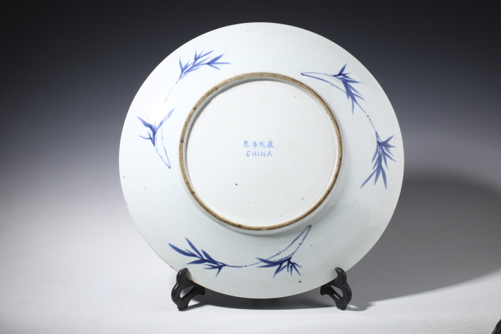 域鉴古玩】清中·青花山水楼阁纹大盘拍卖价格/图片/值多少钱