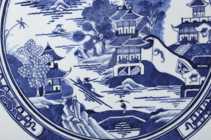 域鉴古玩】清中·青花山水楼阁纹大盘拍卖价格/图片/值多少钱