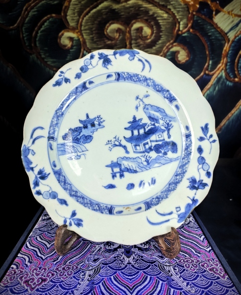 古玩陶瓷【實物鑒真佳士得拍出】清早期精品青花亭臺風景圖花口大盤003拍賣,當前價格7798元