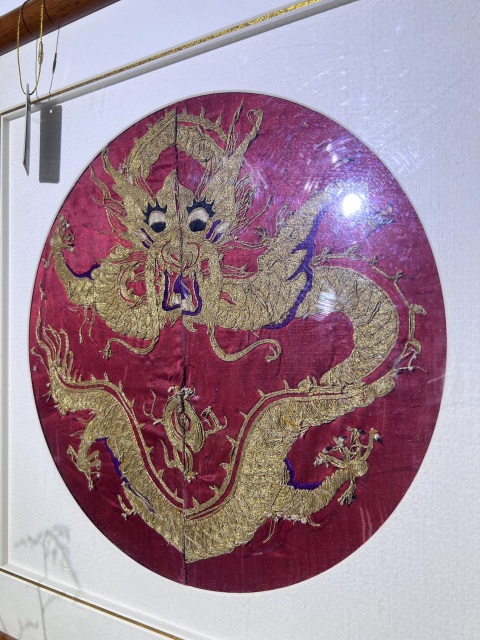 古玩雜項紅地盤金繡團龍紋掛屏拍賣，當前價格4300元