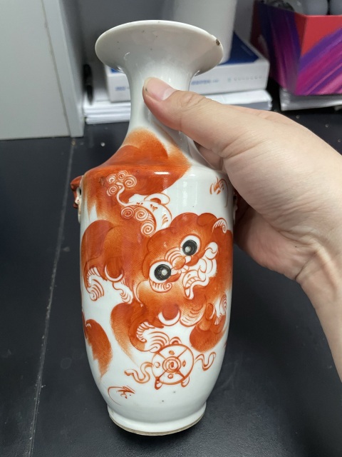 古玩陶瓷民國·周鴻太礬紅黃獅子太師少保紋獸耳銜環(huán)尺瓶拍賣,當(dāng)前價格2980元