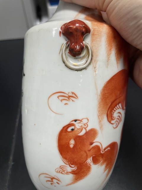 古玩陶瓷民國·周鴻太礬紅黃獅子太師少保紋獸耳銜環(huán)尺瓶拍賣,當(dāng)前價格2980元