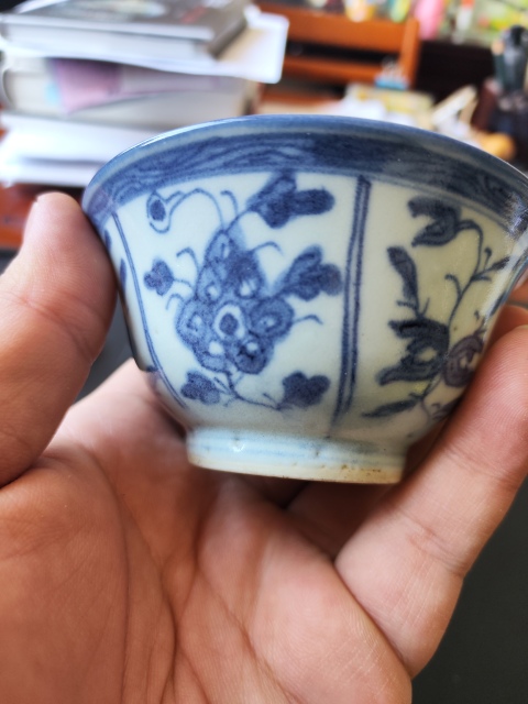 古玩陶瓷清中·青花開窗花果紋杯真品鑒賞圖