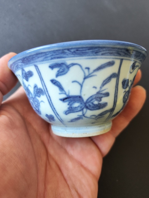 古玩陶瓷清中·青花開窗花果紋杯真品鑒賞圖