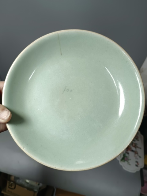 古玩陶瓷精美清中期豆青釉大盤拍賣,當前價格150元