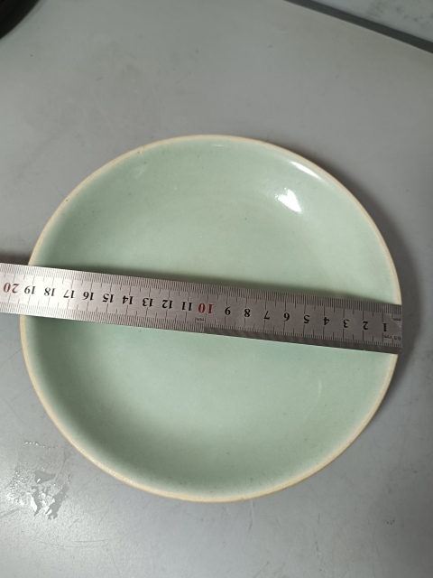古玩陶瓷精美清中期豆青釉大盤拍賣,當前價格150元