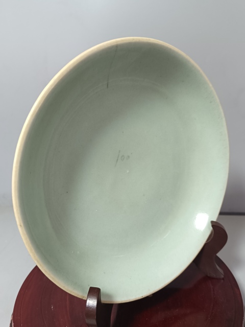 古玩陶瓷精美清中期豆青釉大盤拍賣,當前價格150元