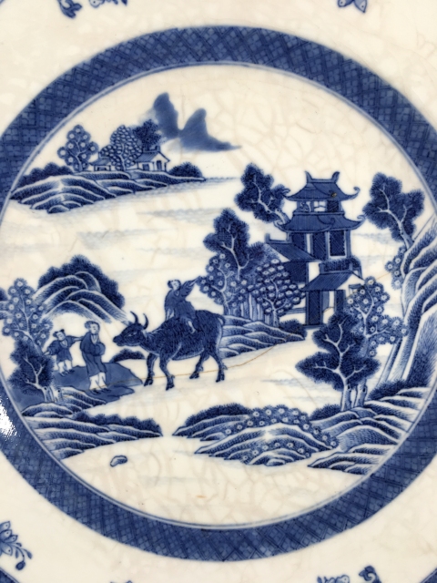 古玩陶瓷乾隆 煨瓷青花開窗童子牧牛紋折沿花口盤拍賣,當前價格1688元