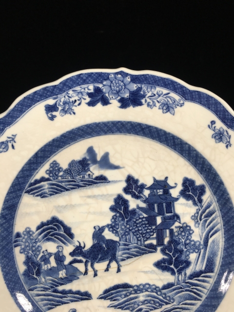 古玩陶瓷乾隆 煨瓷青花開窗童子牧牛紋折沿花口盤拍賣,當前價格1688元
