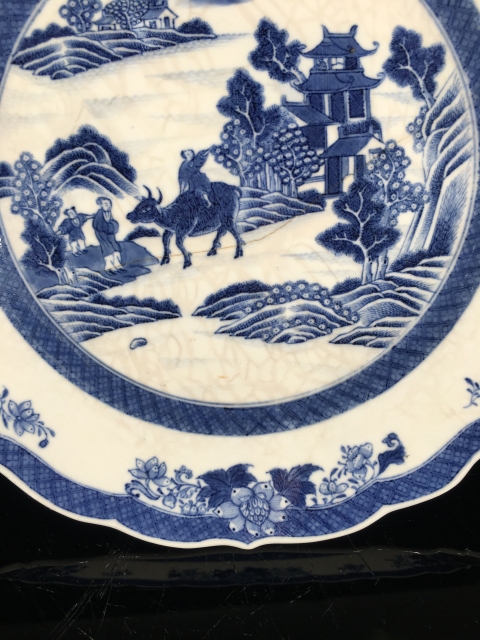 古玩陶瓷乾隆 煨瓷青花開窗童子牧牛紋折沿花口盤拍賣,當前價格1688元