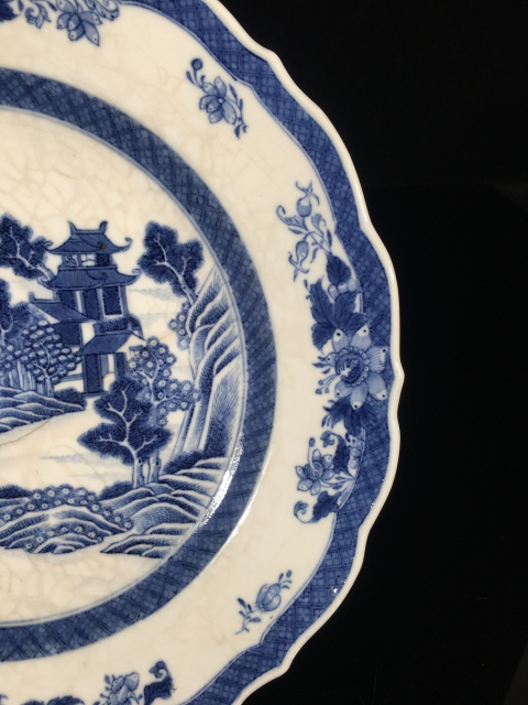 古玩陶瓷乾隆 煨瓷青花開窗童子牧牛紋折沿花口盤拍賣,當前價格1688元