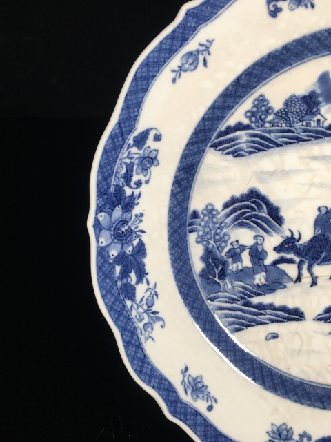 古玩陶瓷乾隆 煨瓷青花開窗童子牧牛紋折沿花口盤拍賣,當前價格1688元
