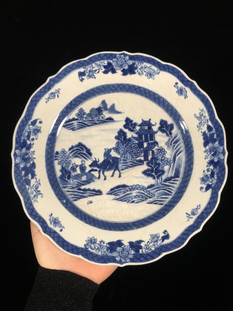 古玩陶瓷乾隆 煨瓷青花開窗童子牧牛紋折沿花口盤拍賣,當前價格1688元
