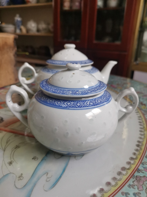 古玩陶瓷六十年代精品玲瓏瓷青花執壺三件套拍賣,當前價格288元