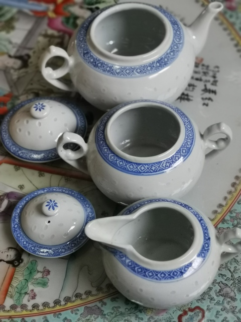 古玩陶瓷六十年代精品玲瓏瓷青花執壺三件套拍賣,當前價格288元
