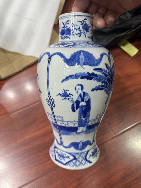 古玩陶瓷晚清芭蕉美女青花梅瓶拍賣，當前價格8800元