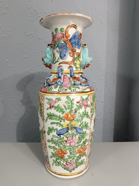 古玩陶瓷全美品晚清廣彩蝶戀花雙獅耳瓶拍賣,當前價格2980元