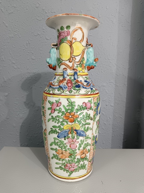 古玩陶瓷全美品晚清廣彩蝶戀花雙獅耳瓶拍賣,當前價格2980元