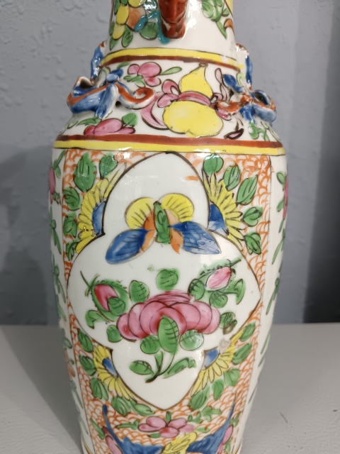 古玩陶瓷全美品晚清廣彩蝶戀花雙獅耳瓶拍賣,當前價格2980元