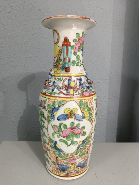 古玩陶瓷全美品晚清廣彩蝶戀花雙獅耳瓶拍賣,當前價格2980元