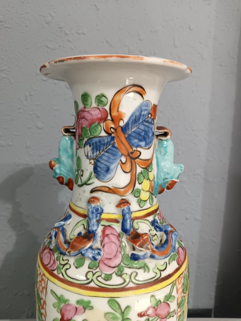 古玩陶瓷全美品晚清廣彩蝶戀花雙獅耳瓶拍賣,當前價格2980元