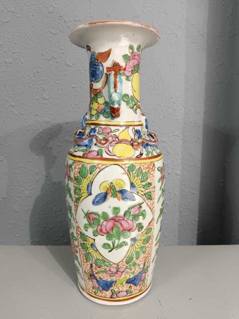 古玩陶瓷全美品晚清廣彩蝶戀花雙獅耳瓶拍賣,當前價格2980元