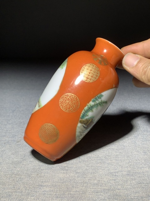 古玩陶瓷**紅釉描金皮球花開光粉彩人物故事紋撇口小瓶拍賣，當前價格1500元