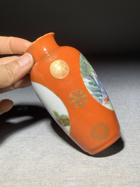 古玩陶瓷**紅釉描金皮球花開光粉彩人物故事紋撇口小瓶拍賣，當前價格1500元